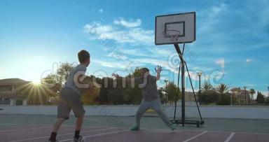 父亲和儿子用太阳光棒打篮球。